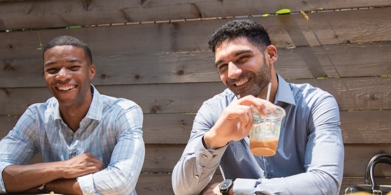 2 friends in a coffee shop